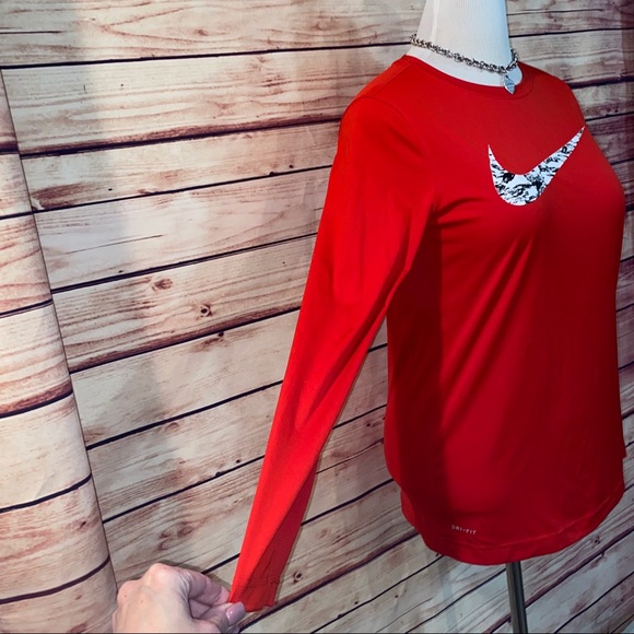 🚫SOLD🚫 Nike Red Dri Fit Long Sleeve Athletic Top - Picture 4 of 7